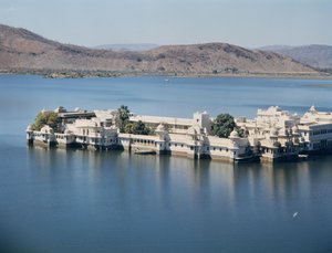 Uitzicht op de Jag Niwas (Lake Palace) gebouwd c.1734